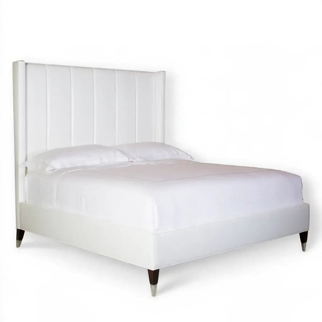 Cama con cabecero de paneles y base clara - blanco